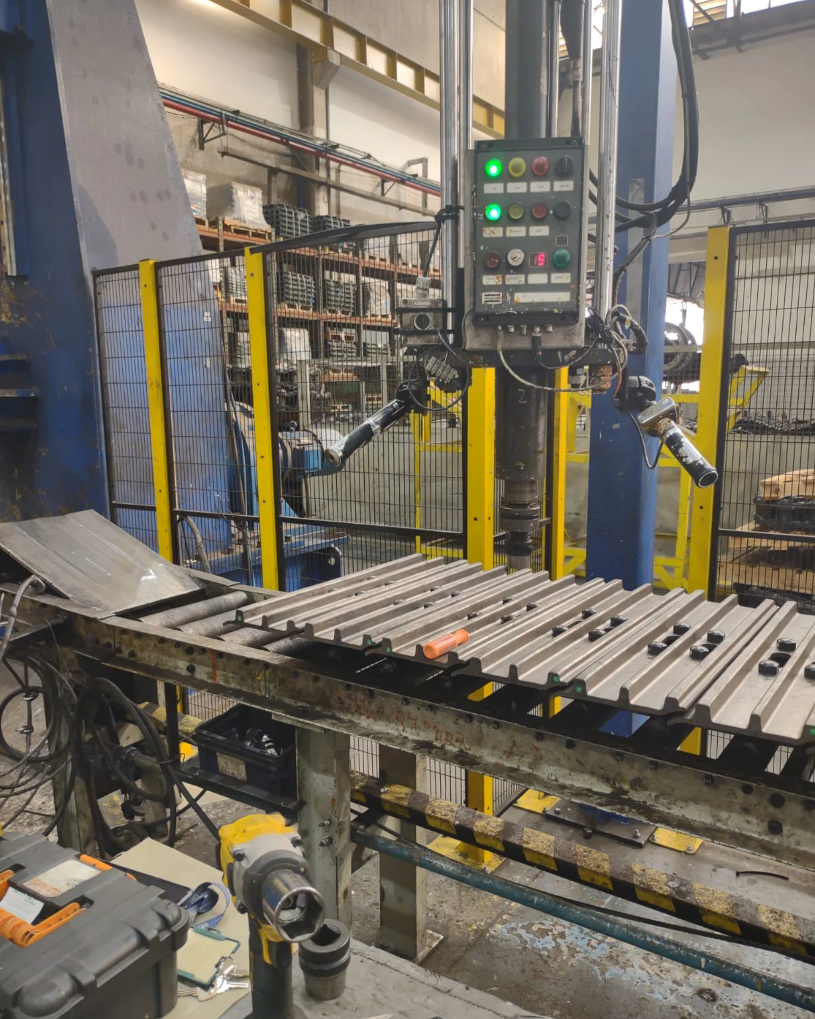 Botoeira industrial com botão de parada de emergência instalado em máquina adequada à NR-12