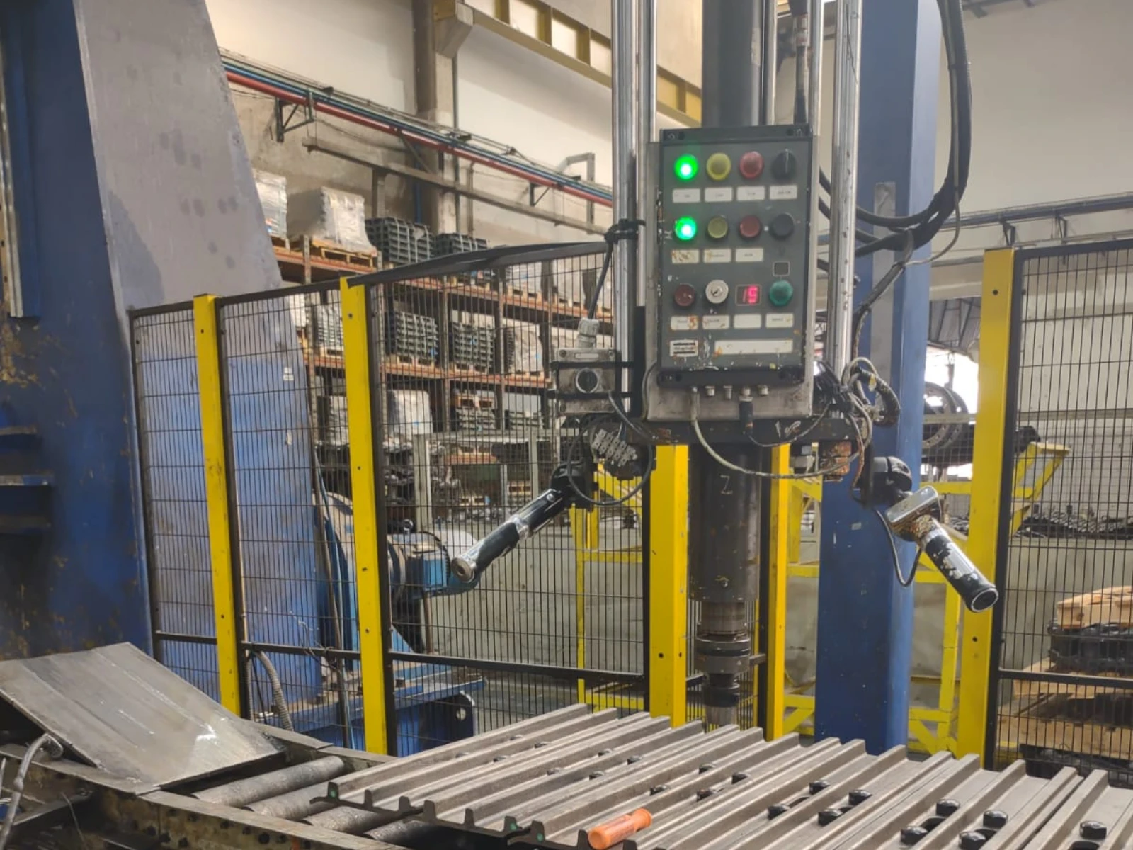 Botoeira de comando com parada de emergência em máquina industrial.