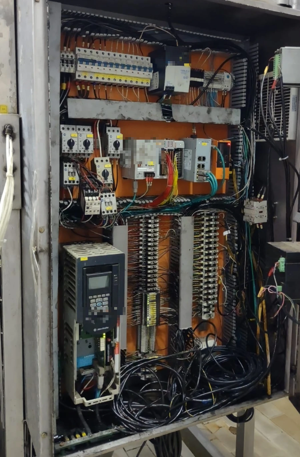 Painel de automação industrial desorganizado, com fiação exposta e componentes sem identificação, antes do retrofit