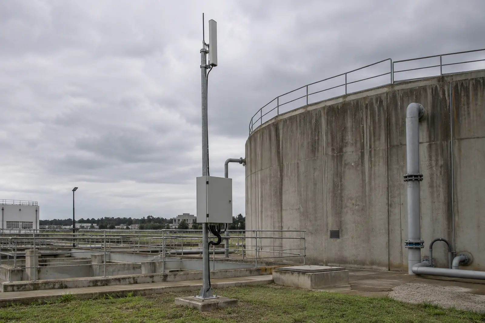 Antena e gabinete de telemetria instalados ao lado de reservatório de água, levando dados de campo para o supervisório.